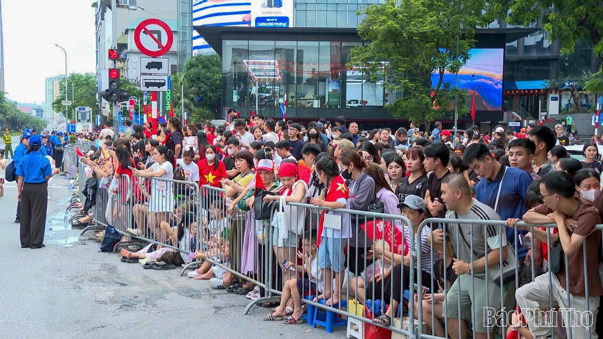 Người dân đổ kín đường chờ buổi sơ duyệt của Lễ diễu binh, diễu hành kỷ niệm 80 năm Quốc khánh 2/9