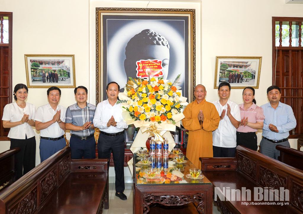 Đồng chí Trần Đăng An, Phó Chủ tịch Ủy ban MTTQ Việt Nam tỉnh tặng hoa chúc mừng Hòa thượng Thích Quảng Hà, Phó Chủ tịch Hội đồng trị sự Trung ương Giáo hội Phật giáo Việt Nam, Trưởng Ban Thường trực Ban Trị sự Giáo hội Phật giáo Việt Nam tỉnh, trụ trì chùa Phúc Trọng, phường Thành Nam. Ảnh: Văn Huỳnh
