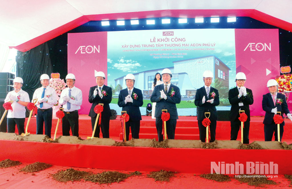 Đồng chí Nguyễn Thanh Bình, Phó Bí thư Tỉnh ủy, Chủ tịch UBND tỉnh và các đại biểu thực hiện nghi thức khởi công xây dựng Trung tâm thương mại AEON Phủ Lý.