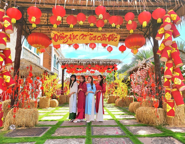 Lễ hội Vía Bà Chúa Xứ núi Sam: Thu hút du khách đến với lễ hội truyền thống - Ảnh 3. Lễ hội Vía Bà Chúa Xứ núi Sam: Thu hút du khách đến với lễ hội truyền thống - Ảnh 3.