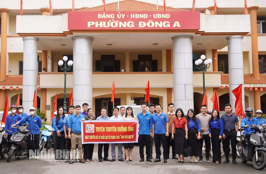 Cán bộ, viên chức Trung tâm Chuyển đổi số và Truyền thông tỉnh cùng các tổ chức đoàn thể, cán bộ, công chức, viên chức, lực lượng Công an… phường Đông A tham gia diễu hành.