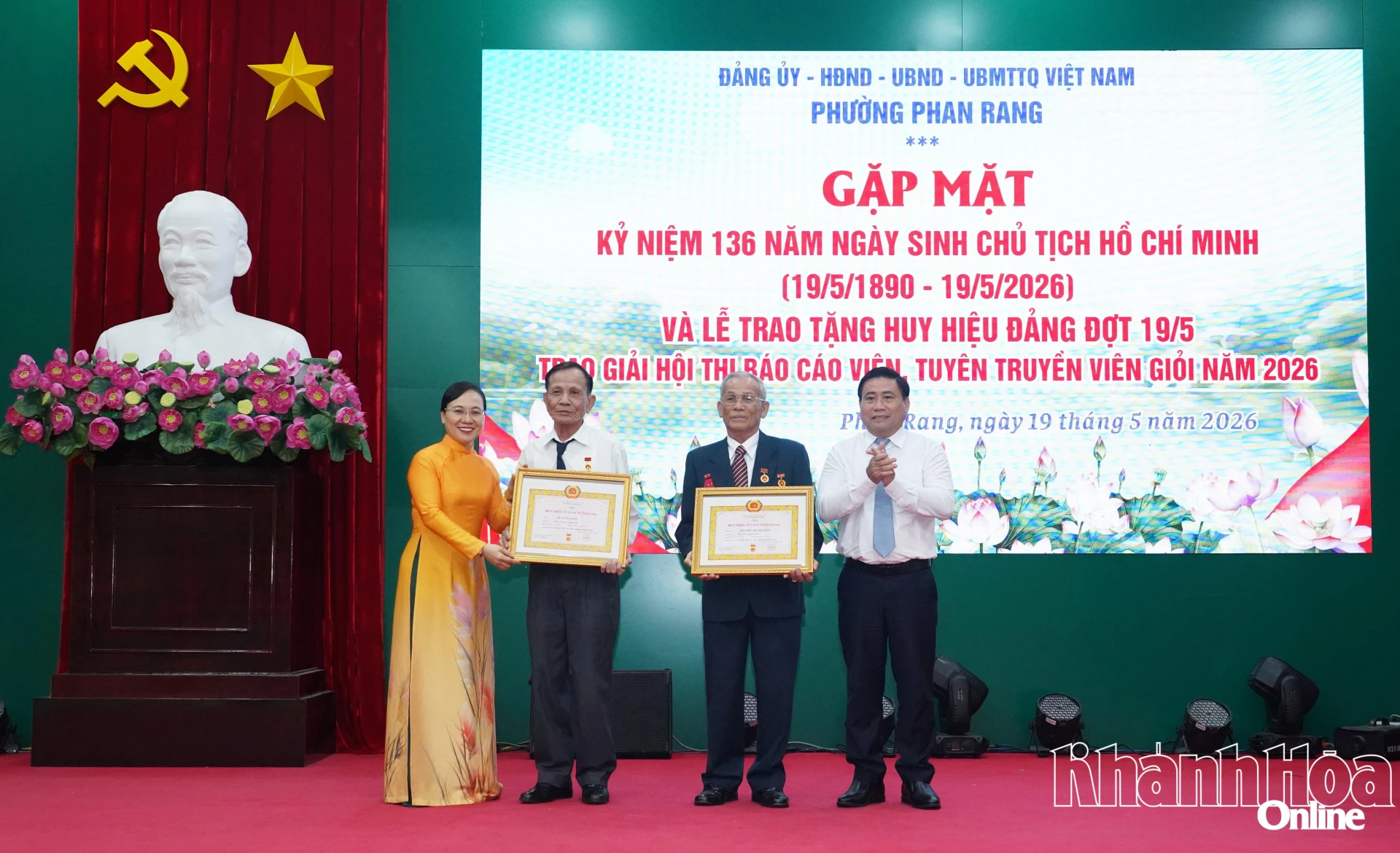 Đồng chí lâm Đông - Phó Bí thư Tỉnh uỷ trao Huy hiệu 45 năm tuổi Đảng cho các đảng viên.
