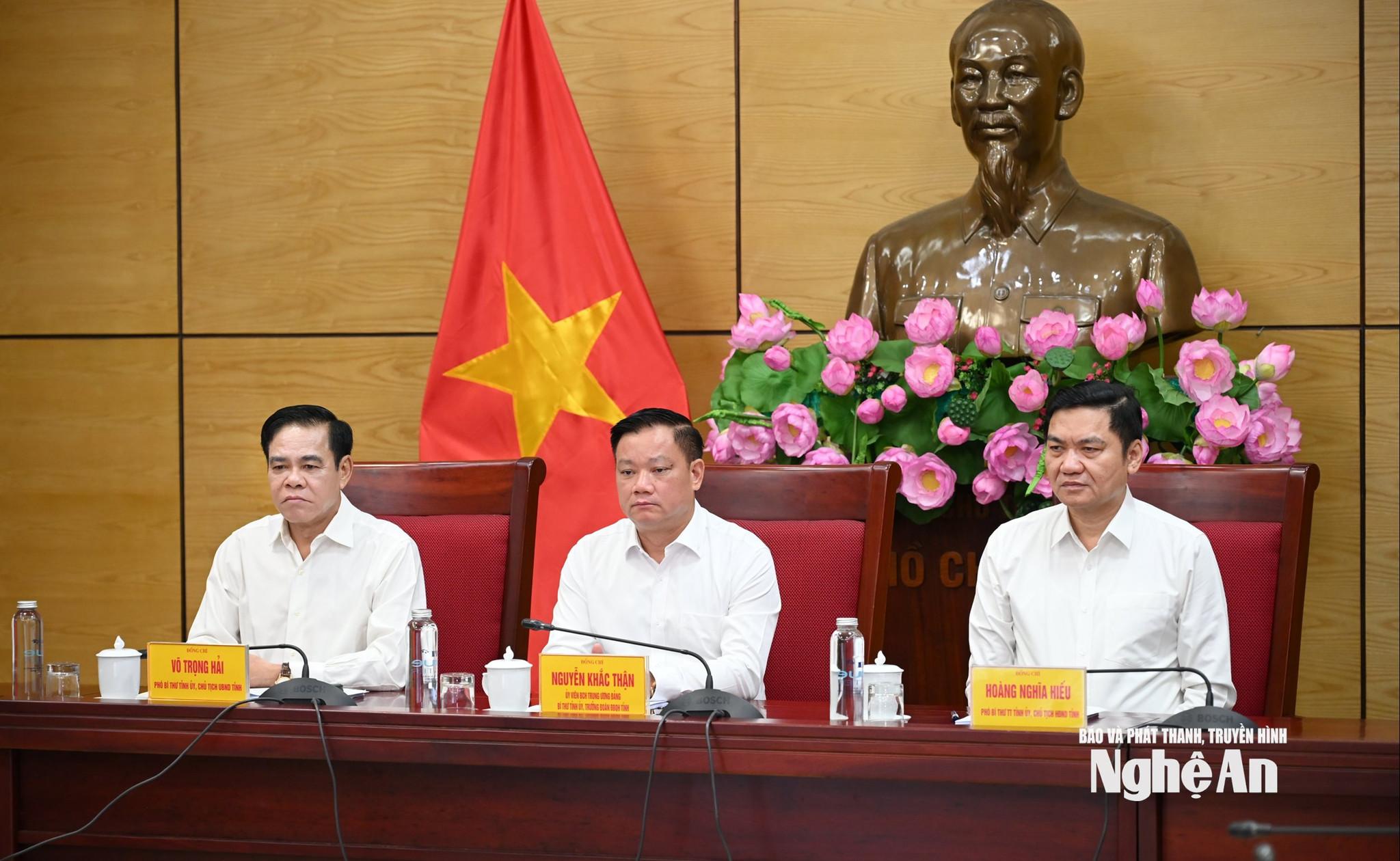 Các đồng chí: Nguyễn Khắc Thận - Ủy viên Trung ương Đảng, Bí thư Tỉnh ủy; Hoàng Nghĩa Hiếu - Phó Bí thư Thường trực Tỉnh ủy, Chủ tịch HĐND tỉnh; Võ Trọng Hải - Phó Bí thư Tỉnh ủy, Chủ tịch UBND tỉnh dự hội nghị tại điểm cầu Nghệ An. Ảnh: Thành Cường