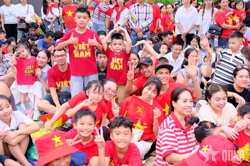 Biển người rực đỏ sắc cờ, háo hức chờ xem tổng hợp luyện diễu binh, diễu hành lần thứ hai