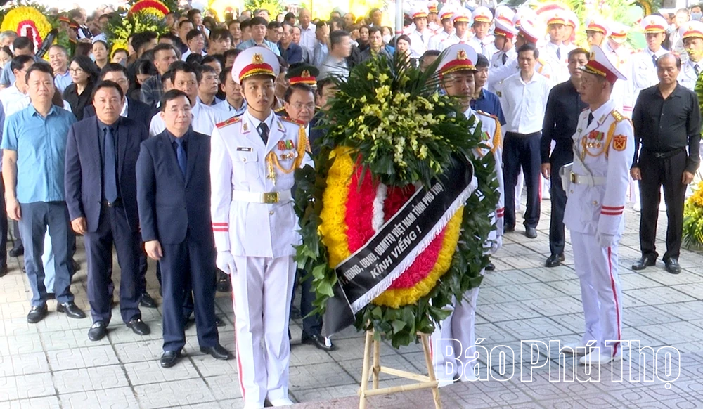 Đoàn đại biểu tỉnh Phú Thọ viếng, tiễn biệt đồng chí Lê Huy Ngọ