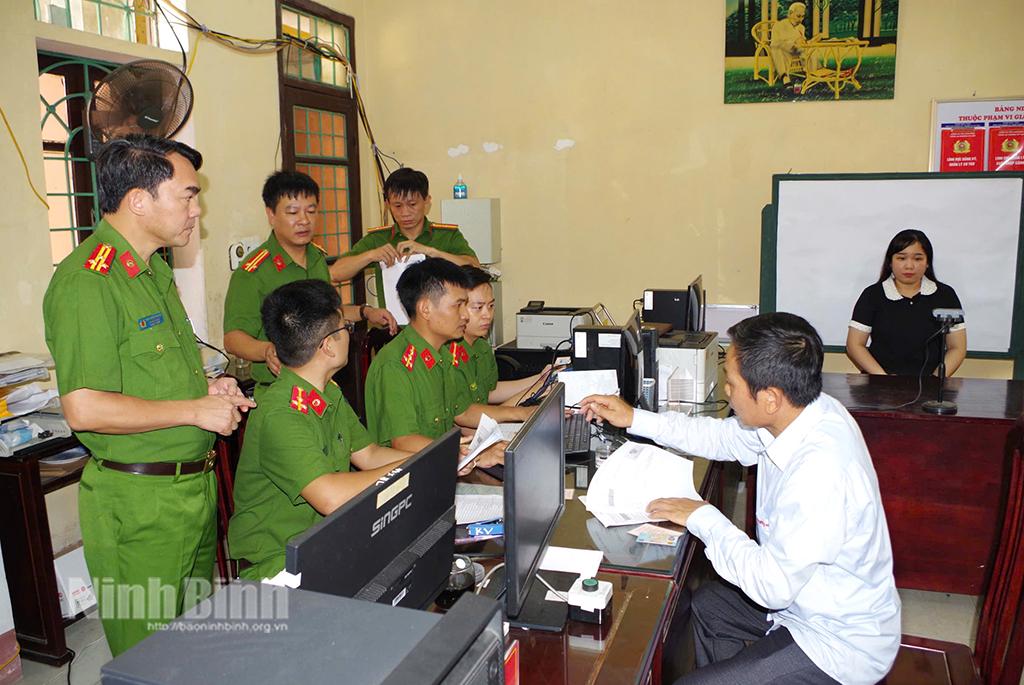 Lãnh đạo Phòng Cảnh sát Quản lý hành chính về trật tự xã hội kiểm tra việc cấp đổi Thẻ đảng viên.