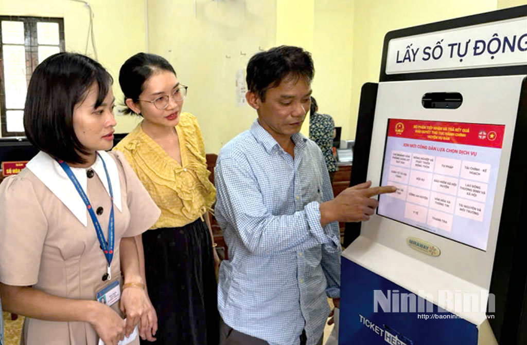 Cán bộ xã Vụ Bản hướng dẫn người dân thực hiện dịch vụ công trực tuyến.