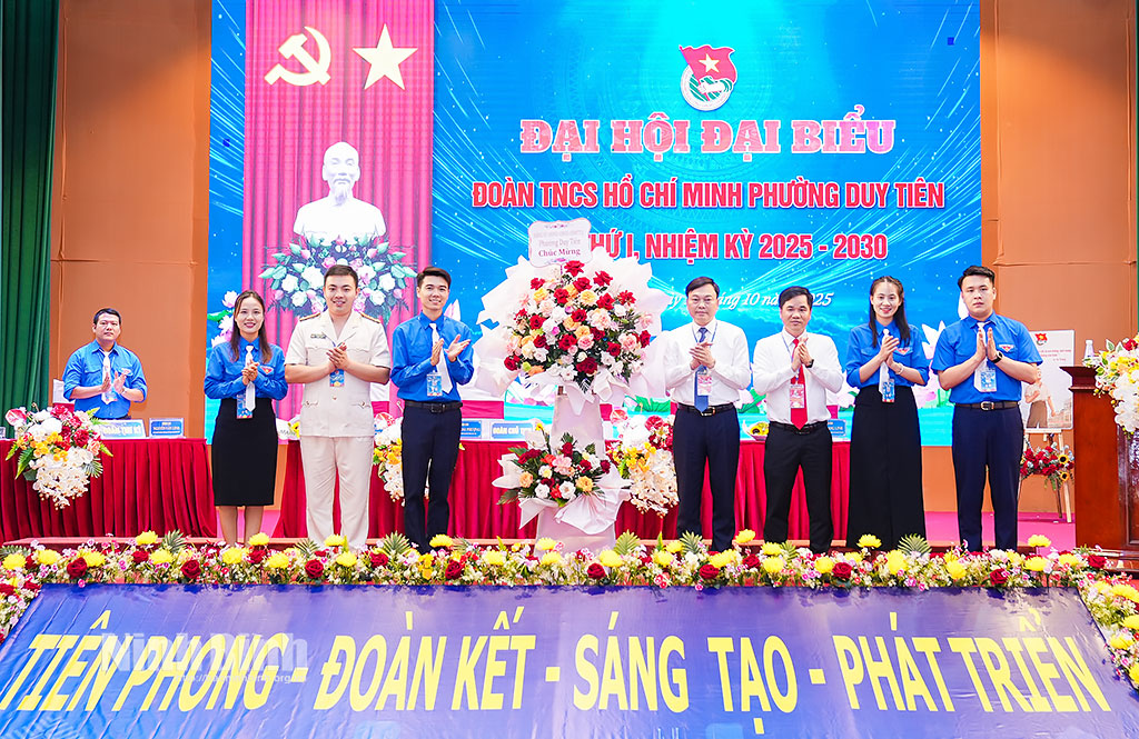 Lãnh đạo phường Duy Tiên tặng hoa chúc mừng Đại hội. Ảnh: Đức Huy