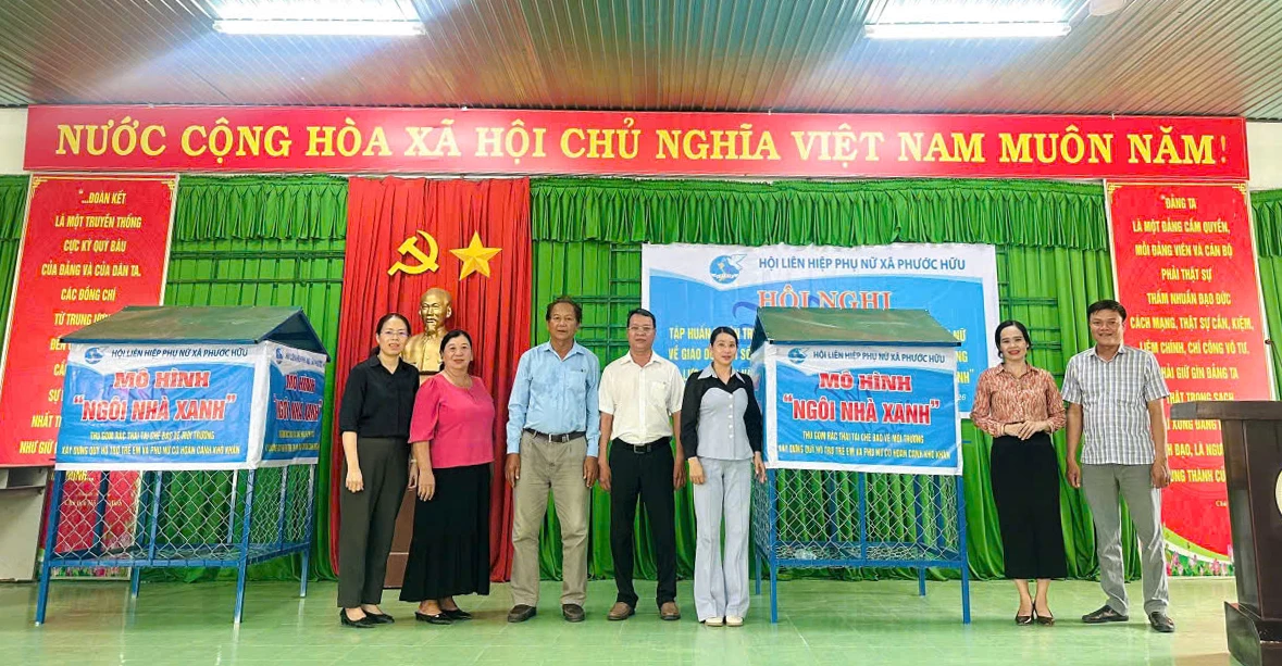 Trao 2 mô hình Ngôi nhà xanh cho Chi hội Phụ nữ thôn Đá Trắng và Chi hội Phụ nữ thôn Hữu Đức.
