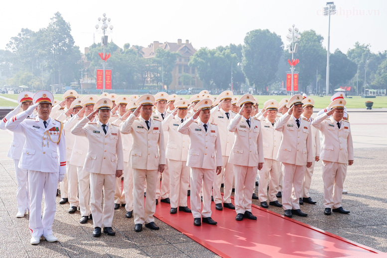 Kỷ niệm 79 năm Ngày Thương binh-Liệt sĩ: Lãnh đạo Đảng, Nhà nước tưởng niệm các Anh hùng liệt sĩ và viếng Chủ tịch Hồ Chí Minh- Ảnh 9.