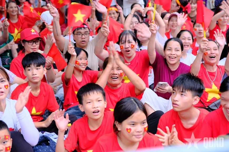 Biển người rực đỏ sắc cờ, háo hức chờ xem tổng hợp luyện diễu binh, diễu hành lần thứ hai