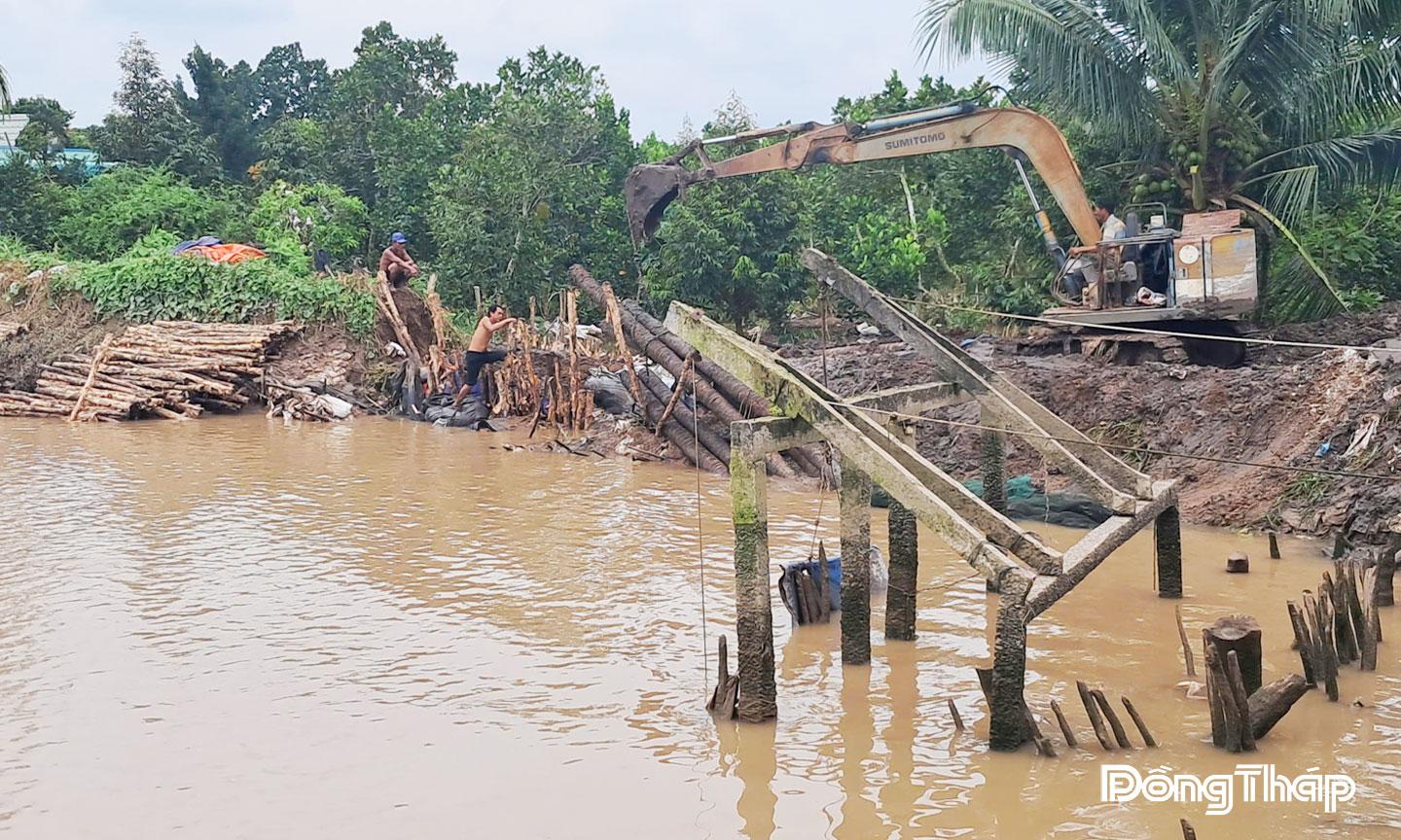 Người dân xã Hiệp Đức khắc phục đoạn bờ bao bị vỡ do triều cường đợt rằm tháng 8 âm lịch năm nay.