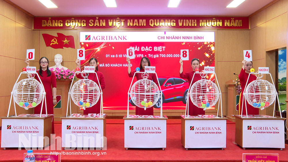Quay số Giải Đặc biệt tại chương trình “Gửi tiền liền tay - Rinh ngay xế hộp”.