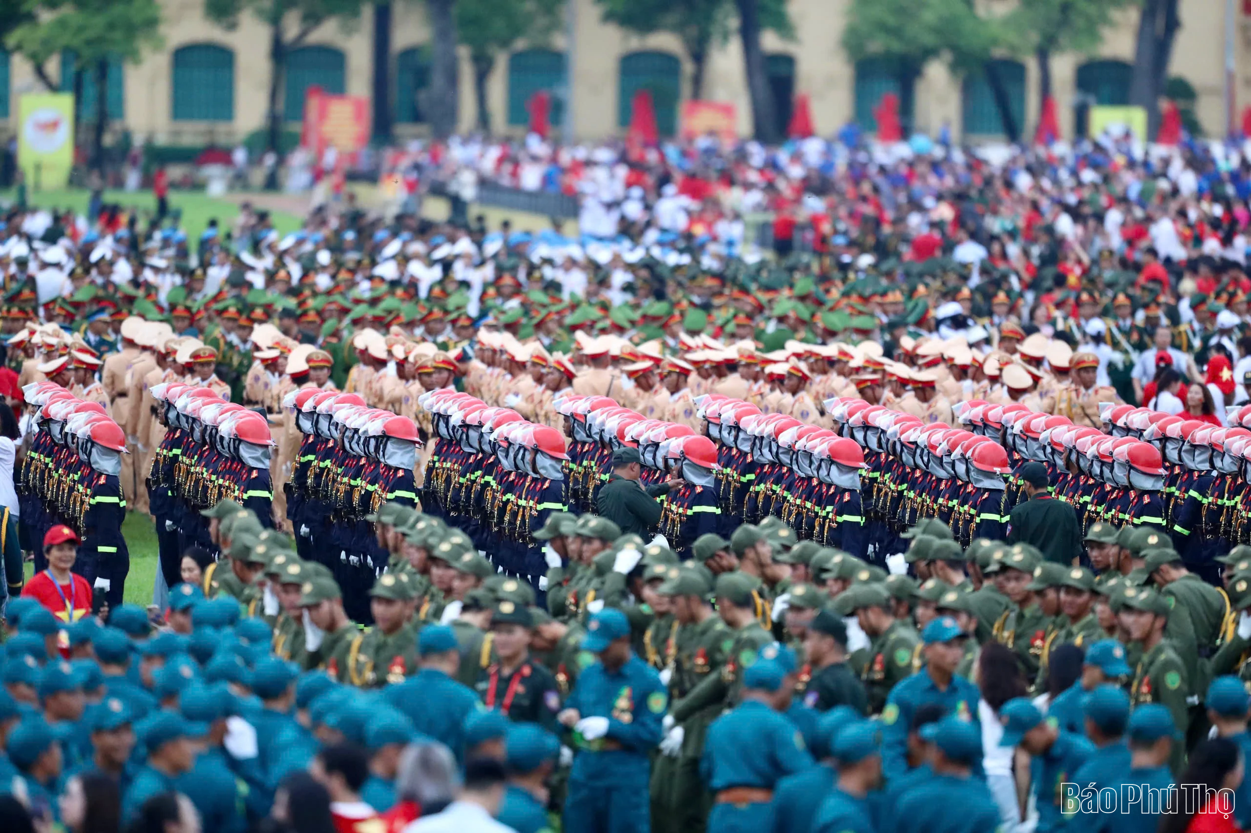 Người dân đổ kín đường chờ buổi sơ duyệt của Lễ diễu binh, diễu hành kỷ niệm 80 năm Quốc khánh 2/9