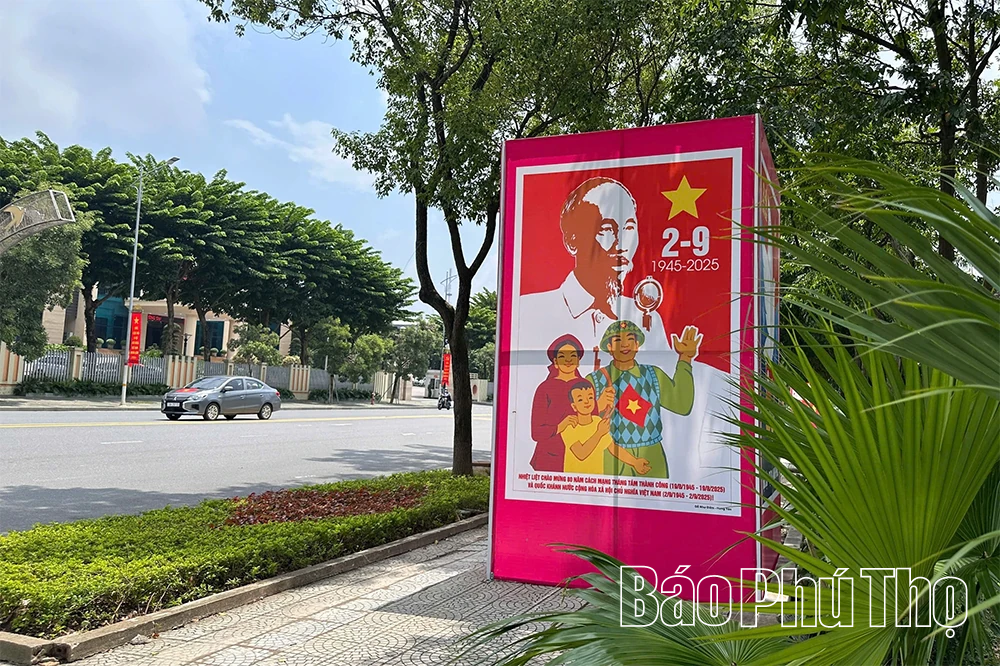 Đường phố rực rỡ cờ hoa chào mừng Quốc khánh 2/9