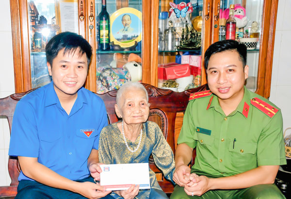 Anh Lê Anh Vũ (bên trái) luôn nhiệt huyết với công tác đoàn, tiên phong trong các hoạt động hữu ích.