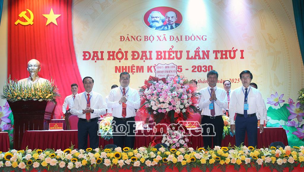 Đồng chí Lê Xuân Tiến, Ủy viên Ban Thường vụ Tỉnh ủy, Phó Chủ tịch HĐND tỉnh và đại biểu tặng hoa chúc mừng đại hội