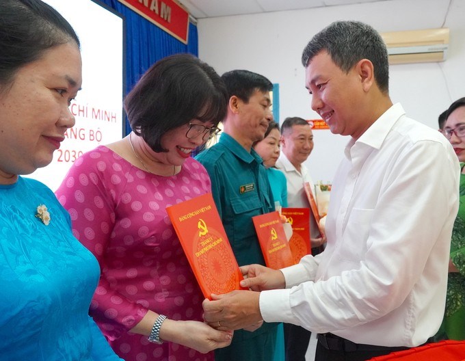 Bí thư Đảng ủy phường Tăng Nhơn Phú Nguyễn Bạch Hoàng Phụng trao quyết định của Ban Thường vụ Thành ủy TPHCM đến các đồng chí được bổ sung vào Ban Chấp hành Đảng bộ phường