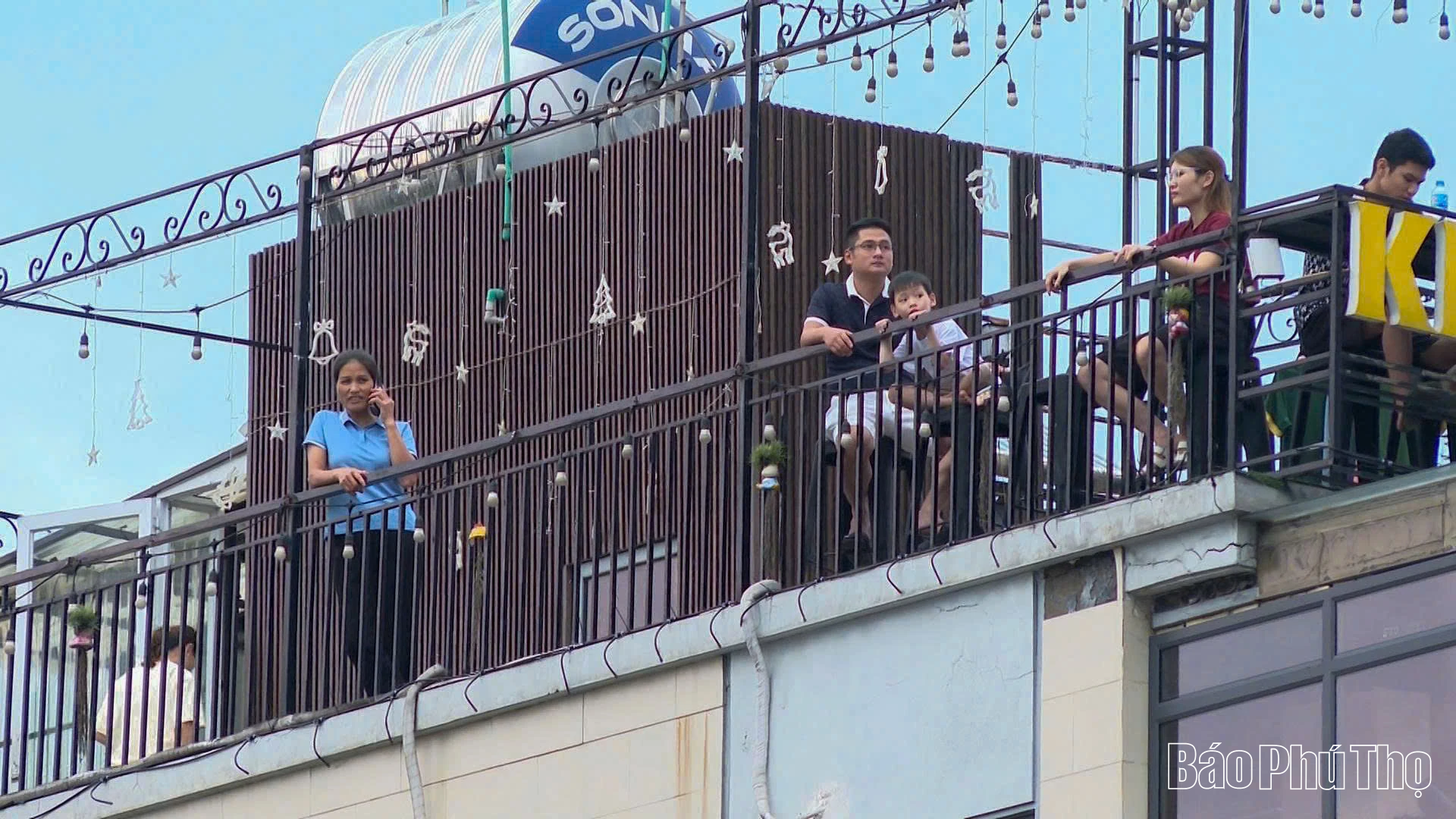 Người dân đổ kín đường chờ buổi sơ duyệt của Lễ diễu binh, diễu hành kỷ niệm 80 năm Quốc khánh 2/9