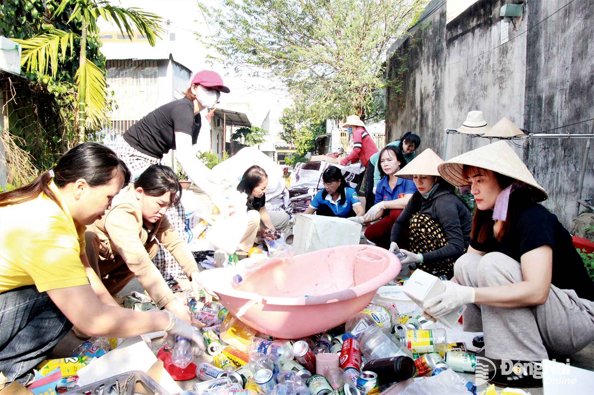 Hội viên, phụ nữ Chi hội phụ nữ khu phố 4B (phường Trảng Dài) phân loại chất thải rắn có khả năng tái chế, tái sử dụng. Ảnh: Nga Sơn
