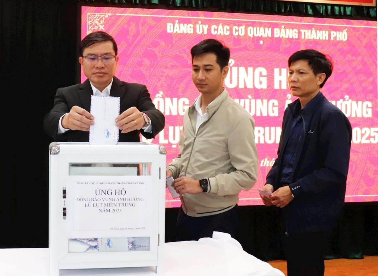 Đảng viên trực thuộc Đảng bộ Các cơ quan Đảng thành phố tham gia quyên góp, hỗ trợ đồng bào miền Trung bị ảnh hưởng mưa lũ. Ảnh: ĐẮC MẠNH