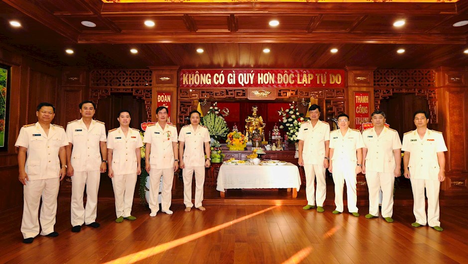 Sáng cùng ngày, các đồng chí trong Đảng ủy - Ban Giám đốc CATP đã tổ chức dâng hương tưởng niệm Chủ tịch Hồ Chí Minh tại Phòng tưởng niệm Chủ tịch Hồ Chí Minh trong khuôn viên trụ sở CATP