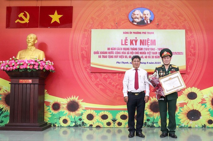 Đồng chí Võ Công Thành trao Huy hiệu Đảng đến đảng viên