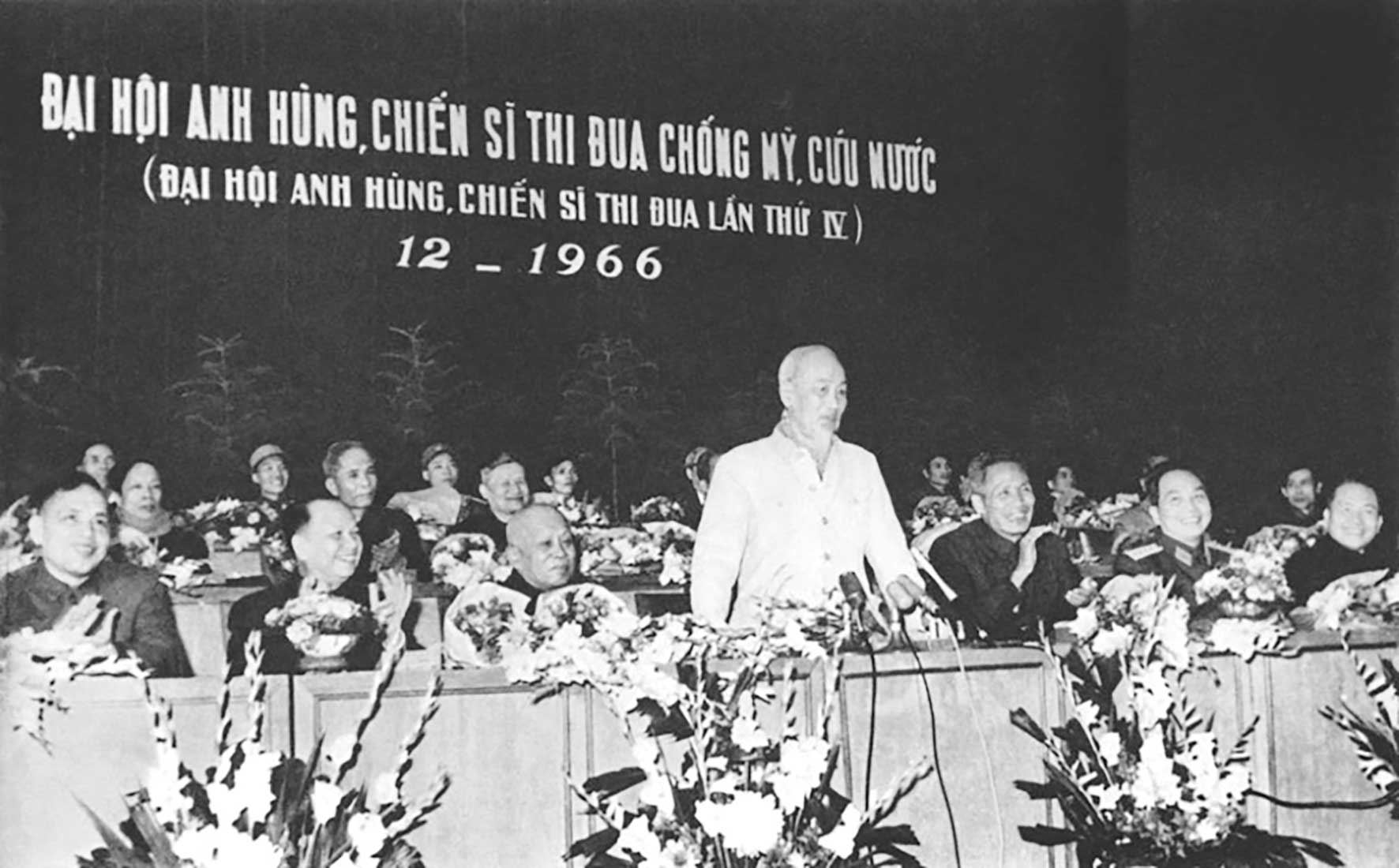 Chủ tịch Hồ Chí Minh thăm và nói chuyện tại Đại hội Anh hùng, chiến sĩ thi đua chống Mỹ cứu nước lần thứ IV (30-12-1966).