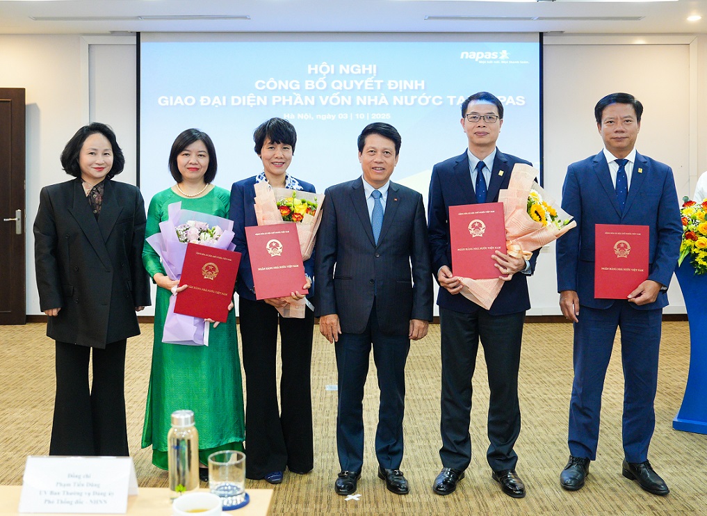 A group of people holding certificates  AI-generated content may be incorrect.