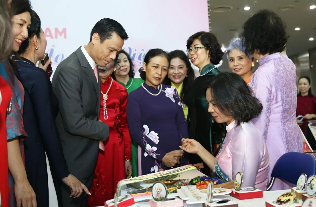 Thứ trưởng Đặng Hoàng Giang và Đại sứ Nguyễn Phương Nga tham quan các sản phẩm trưng bày. (Ảnh: Thành Long) Thứ trưởng Đặng Hoàng Giang và Đại sứ Nguyễn Phương Nga tham quan các sản phẩm trưng bày. (Ảnh: Thành Long)