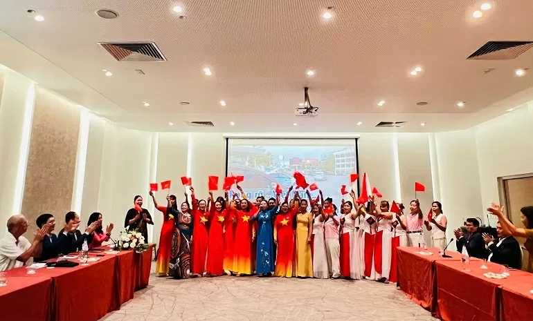 Thứ trưởng Bộ Ngoại giao Lê Thị Thu Hằng thăm cộng đồng người Việt tại Cyprus Thứ trưởng Bộ Ngoại giao Lê Thị Thu Hằng thăm cộng đồng người Việt tại Cyprus