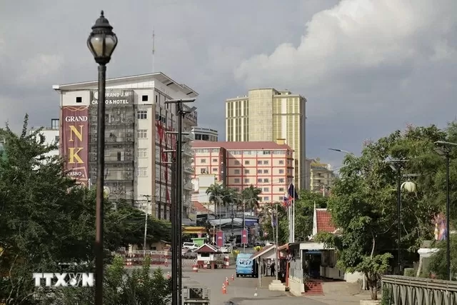 Phía Campuchia được chụp từ trạm kiểm soát biên giới Ban Pakkad ở quận Khlong Yai, tỉnh Chanthaburi, Thái Lan, ngày 16/6/2025 - Ảnh: THX/TTXVN Công dân Việt Nam cần di chuyển ngay lập tức khỏi khu vực giao tranh biên giới Thái Lan-Campuchia