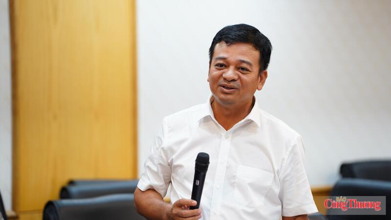 Ông Trần Mỹ Dũng, Phó Cục trưởng Cục Địa chất và Khoáng sản Việt Nam, Bộ Nông nghiệp và Môi trường phát biểu tại cuộc họp. Ảnh: Thái Mạnh