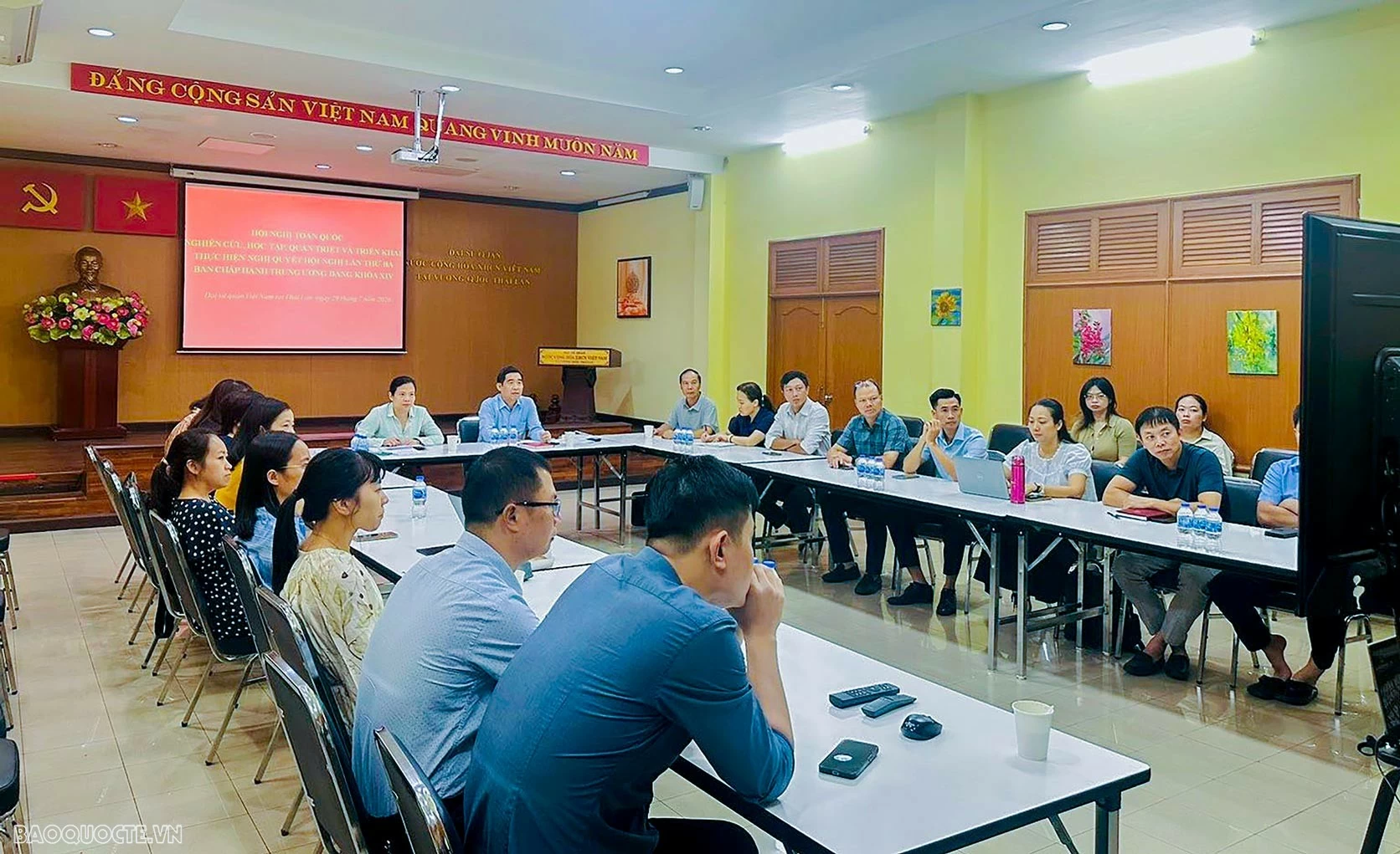 Điểm cầu Đại sứ quán Việt Nam tại Thái Lan tham dự Hội nghị dưới hình thức trực tuyến.
