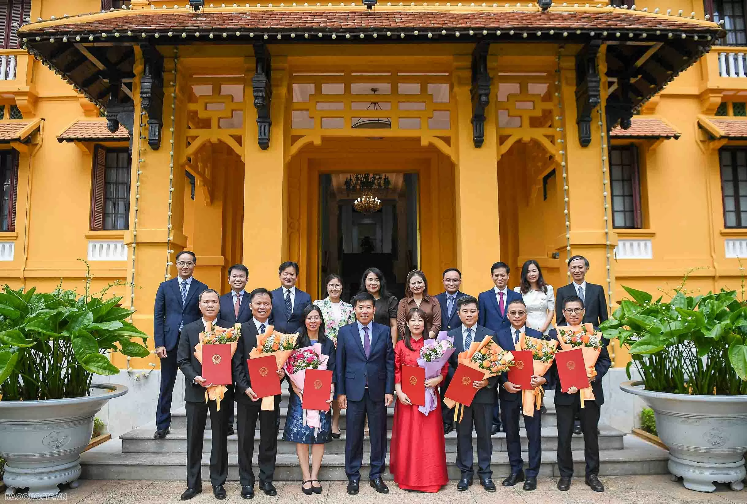 Lãnh đạo Bộ Ngoại giao trao quyết định điều động, bổ nhiệm cán bộ cấp Vụ Lãnh đạo Bộ Ngoại giao trao quyết định điều động, bổ nhiệm cán bộ cấp Vụ