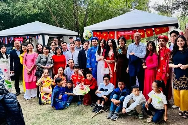 Đại sứ quán và cộng đồng người Việt Nam tại Kazakhstan tham dự Lễ hội. Đại sứ quán và cộng đồng người Việt Nam tại Kazakhstan tham dự Lễ hội.