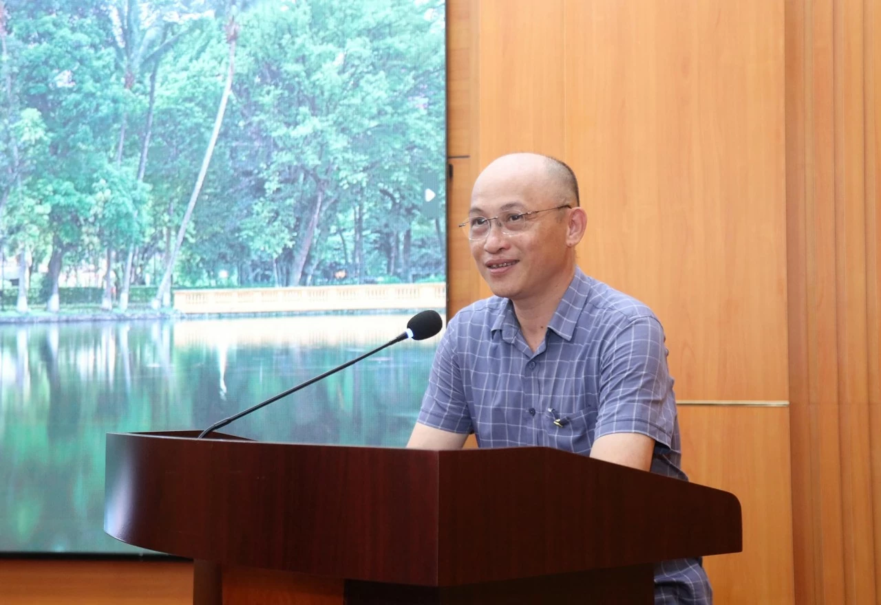 đồng chí Nguyễn Xuân Ánh, Ủy viên Ban Thường vụ Đảng ủy Bộ Ngoại giao, Chánh Văn phòng Đảng ủy phát biểu tại buổi sinh hoạt. (Ảnh: Thành Long)