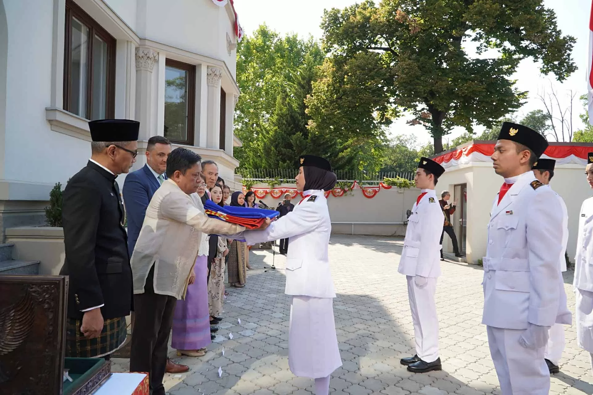 Lễ thượng cờ nhân ngày thành lập ASEAN tại Romania Lễ thượng cờ nhân ngày thành lập ASEAN tại Romania