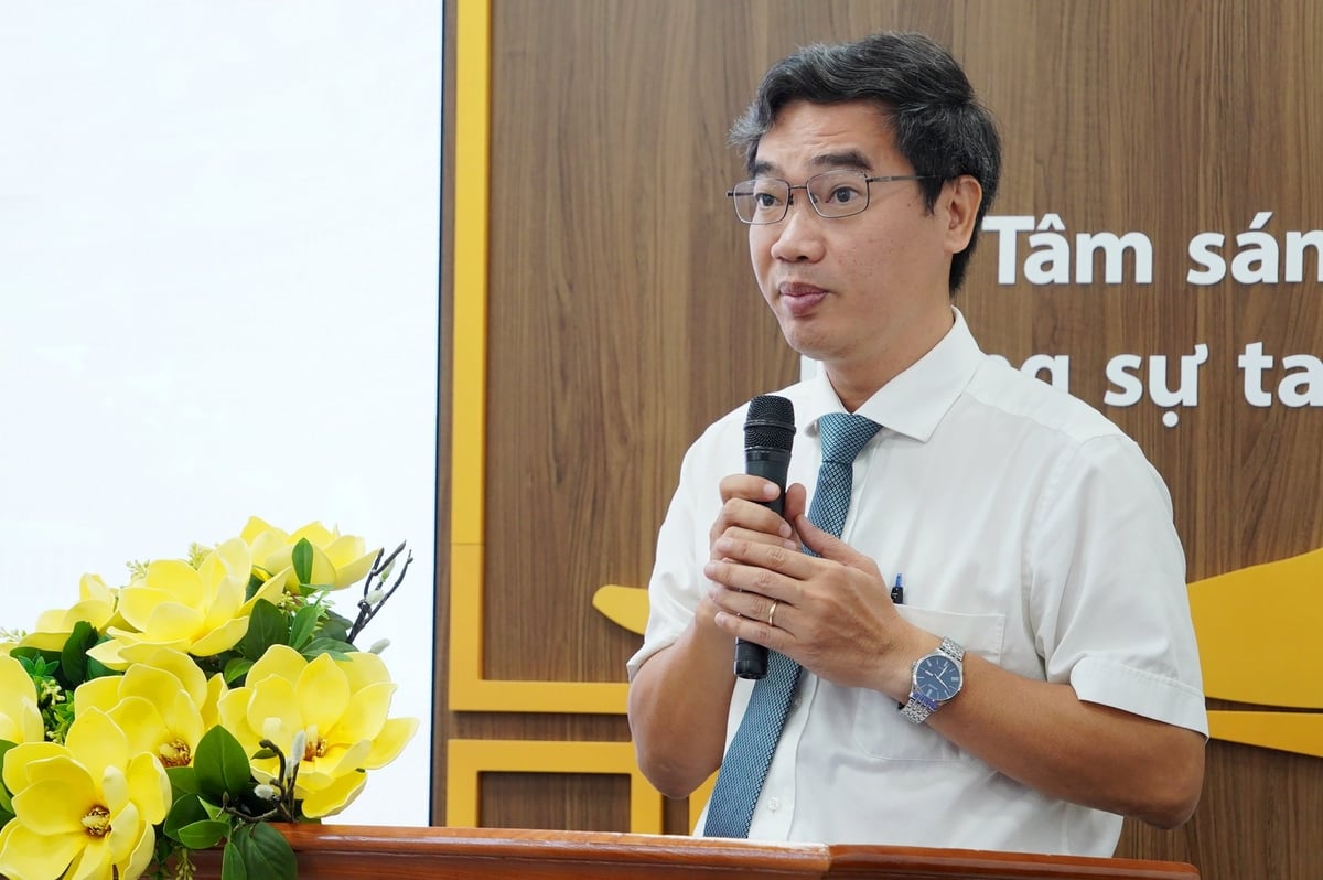 TS Nguyễn Trung Đông, Bí thư Đảng ủy, Hiệu trưởng Trường Chính sách công và Phát triển nông thôn phát biểu bế mạc lớp bồi dưỡng lý luận chính trị dành cho Đảng viên mới. Ảnh: Nguyễn Thủy.