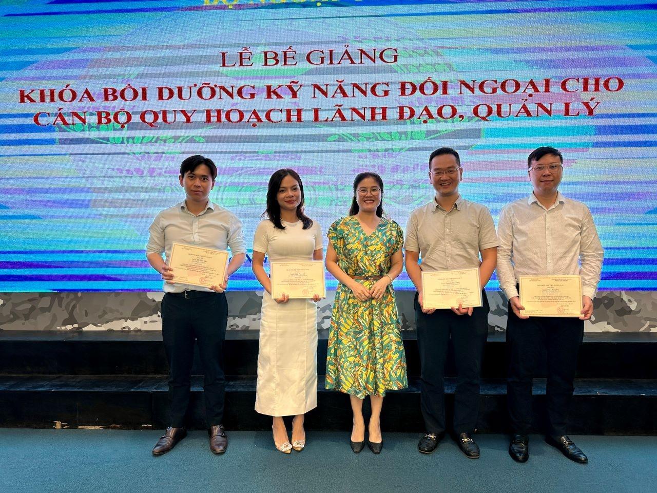 Bế giảng Khóa bồi dưỡng nâng cao kỹ năng đối ngoại cho cán bộ quy hoạch của Bộ Ngoại giao Bế giảng Khóa bồi dưỡng nâng cao kỹ năng đối ngoại cho cán bộ quy hoạch của Bộ Ngoại giao