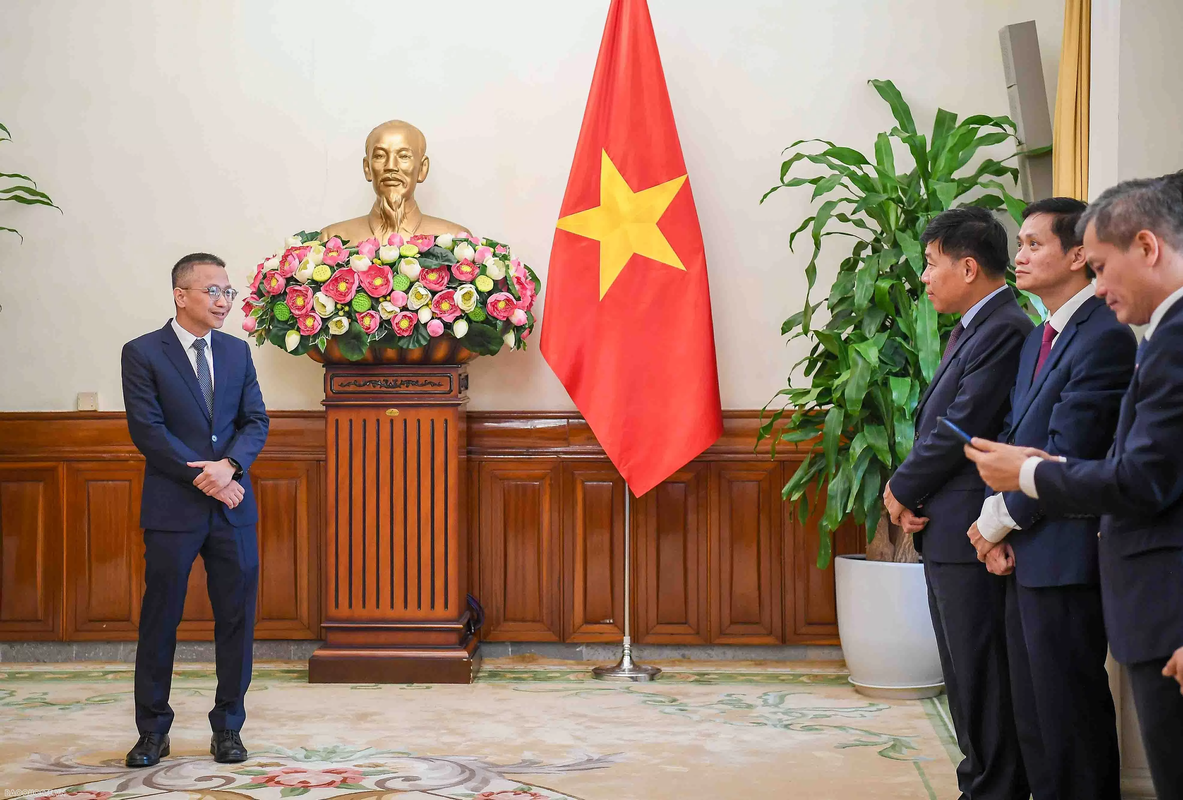 Lãnh đạo Bộ Ngoại giao trao quyết định điều động, bổ nhiệm cán bộ cấp Vụ Lãnh đạo Bộ Ngoại giao trao quyết định điều động, bổ nhiệm cán bộ cấp Vụ