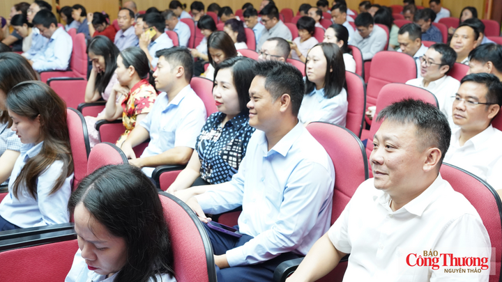 Đảng bộ Vụ Tổ chức cán bộ tham dự Hội nghị tại điểm cầu Bộ Công Thương.