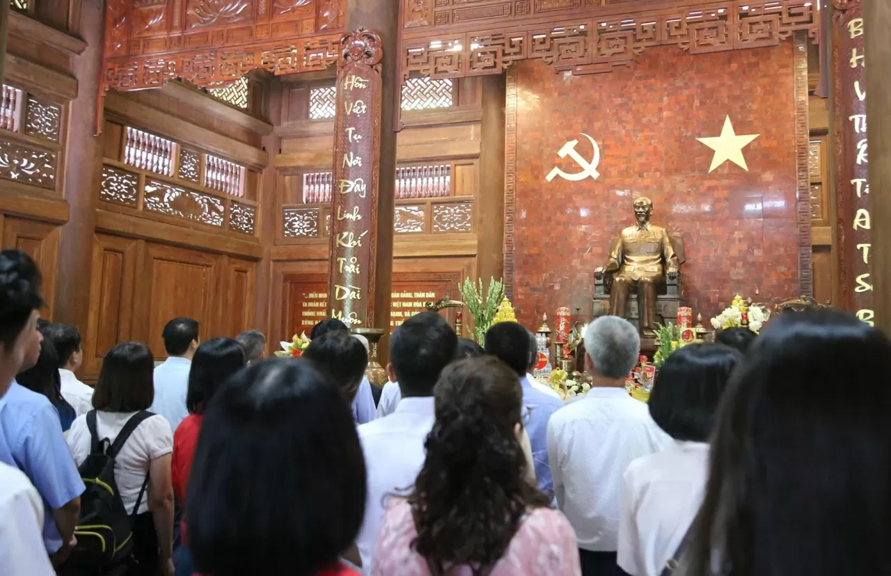 Toàn thể cán bộ, nhân viên Bộ Ngoại giao cúi đầu tưởng niệm trước Anh linh của Chủ tịch Hồ Chí Minh. (Ảnh: Thành Long)