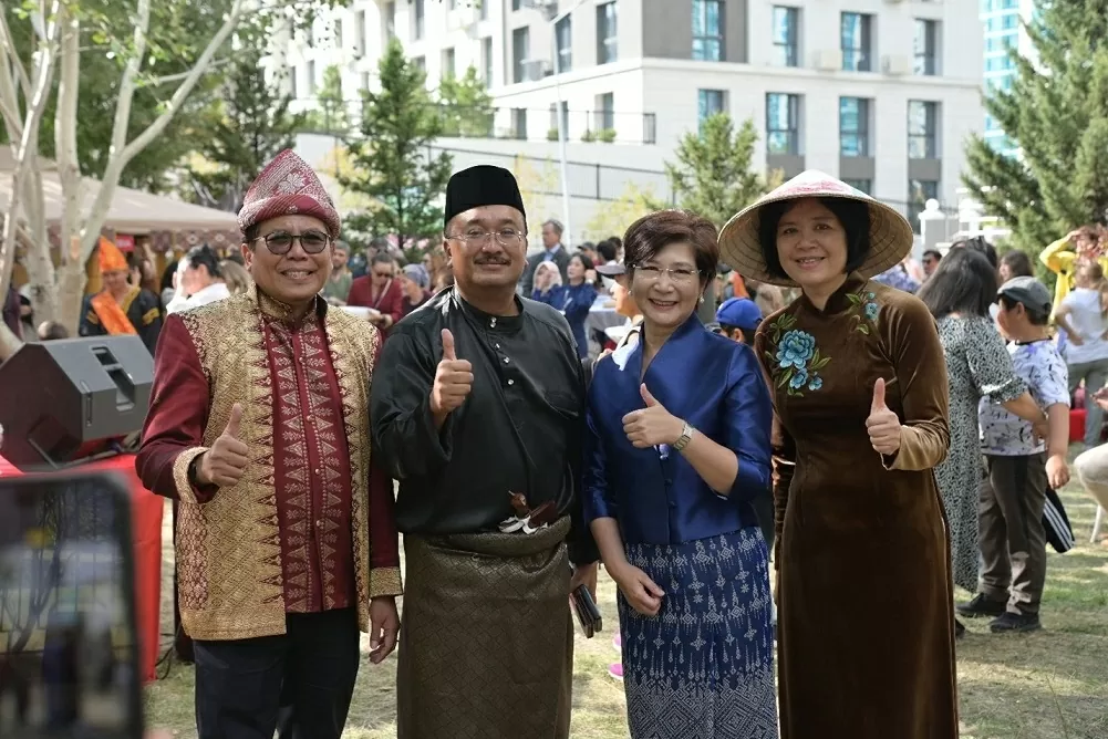 Các Đại sứ Indonesia, Malsaysia, Thái Lan và Việt Nam (từ trái sang phải). Các Đại sứ Indonesia, Malsaysia, Thái Lan và Việt Nam (từ trái sang phải).