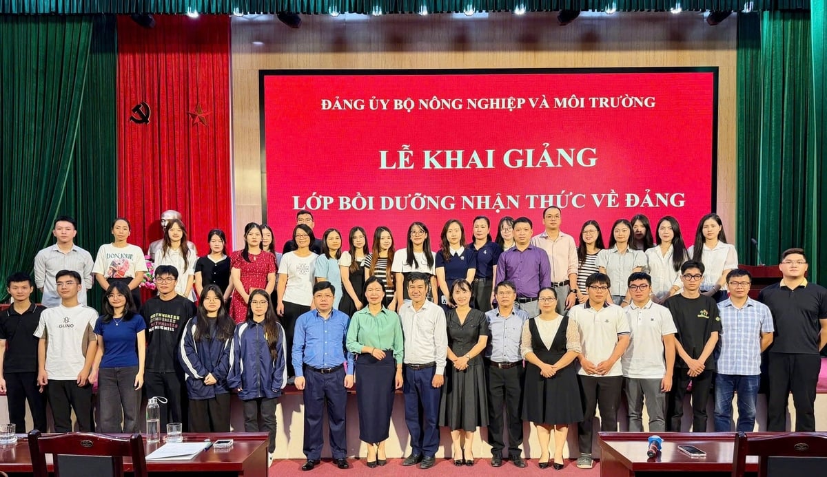 Các học viên lớp Bồi dưỡng nhận thức về Đảng năm 2025 chụp ảnh lưu niệm cùng các đồng chí lãnh đạo, đại biểu và giảng viên tại Trường Đại học Tài nguyên và Môi trường Hà Nội. Ảnh: Đảng ủy Bộ NN-MT.