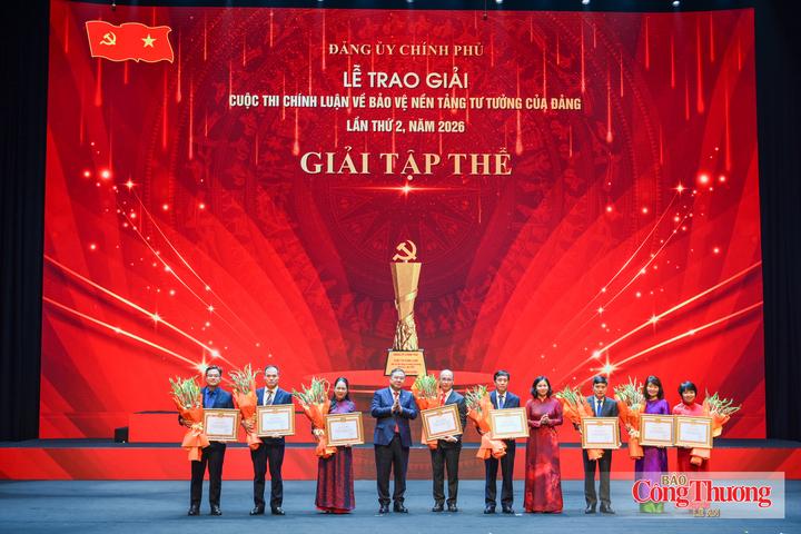 Đồng chí Phan Văn Bản, Ủy viên Ban Thường vụ, Phó Bí thư Chuyên trách Đảng ủy Bộ Công Thương (thứ 5 từ phải sang) thay mặt Ban Thường vụ Đảng ủy nhận Bằng khen Tập thể có thành tích xuất sắc trong cuộc thi. Ảnh: Lê An