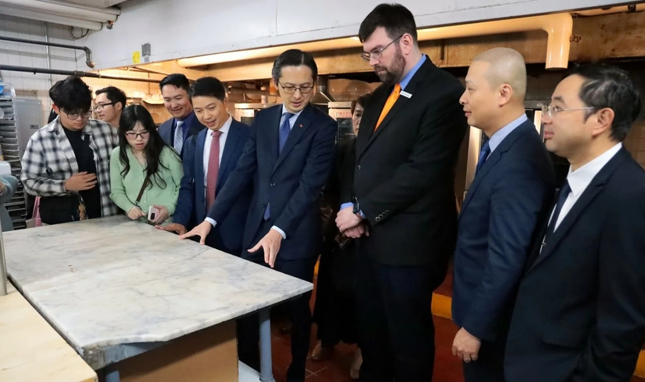 Thăm nơi Bác Hồ từng làm việc tại Boston (Hoa Kỳ) nhân dịp kỷ niệm 136 năm ngày sinh của Người