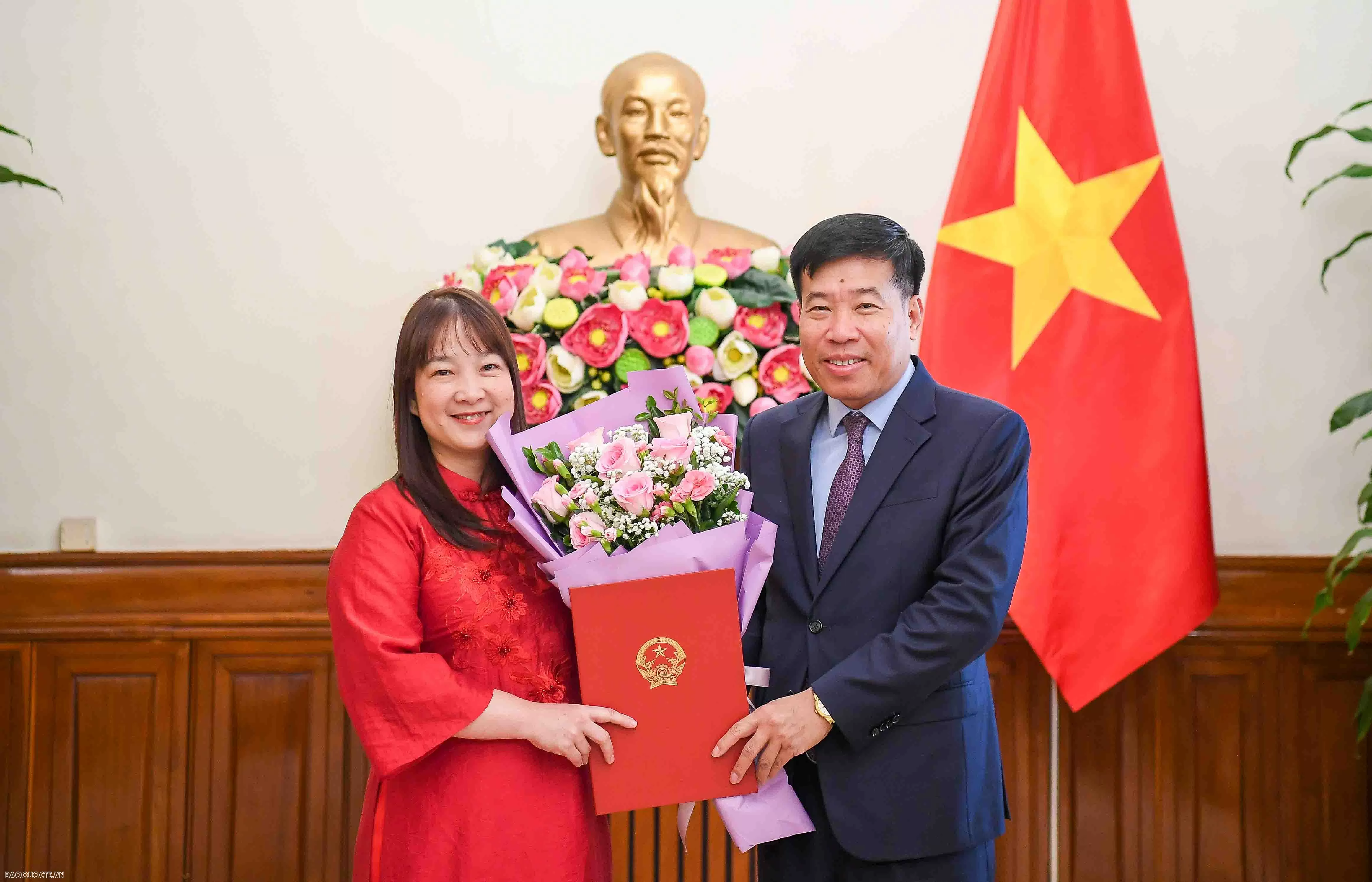 Lãnh đạo Bộ Ngoại giao trao quyết định điều động, bổ nhiệm cán bộ cấp Vụ Lãnh đạo Bộ Ngoại giao trao quyết định điều động, bổ nhiệm cán bộ cấp Vụ