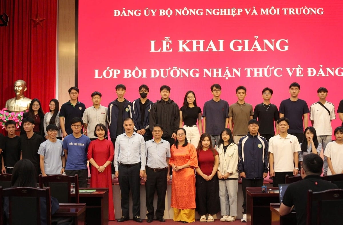 Các học viên chụp ảnh lưu niệm cùng các đồng chí lãnh đạo, đại biểu. Ảnh: Đảng ủy Bộ Nông nghiệp và Môi trường.