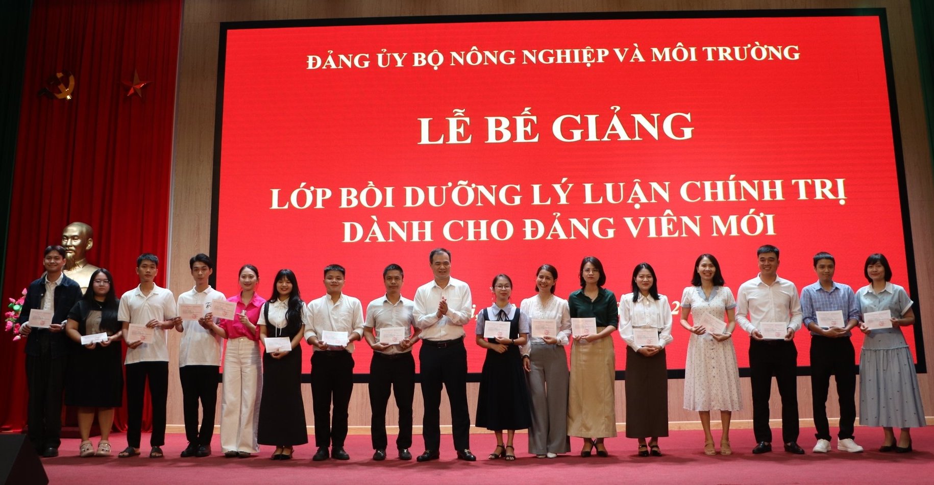 Đồng chí Phan Thành Công, Phó Trưởng Ban Tuyên giáo - Dân vận Đảng ủy Bộ Nông nghiệp và Môi trường trao Giấy chứng nhận hoàn thành lớp bồi dưỡng lý luận chính trị cho đảng viên mới. Ảnh: BTC
